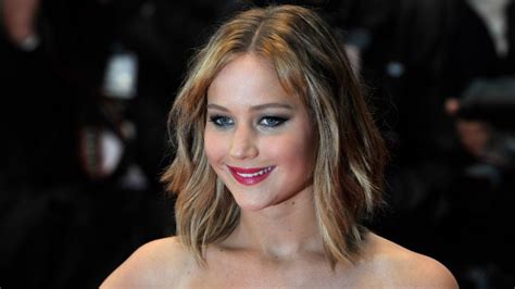 FBI, Apple probe Jennifer Lawrence nude photo scandal 